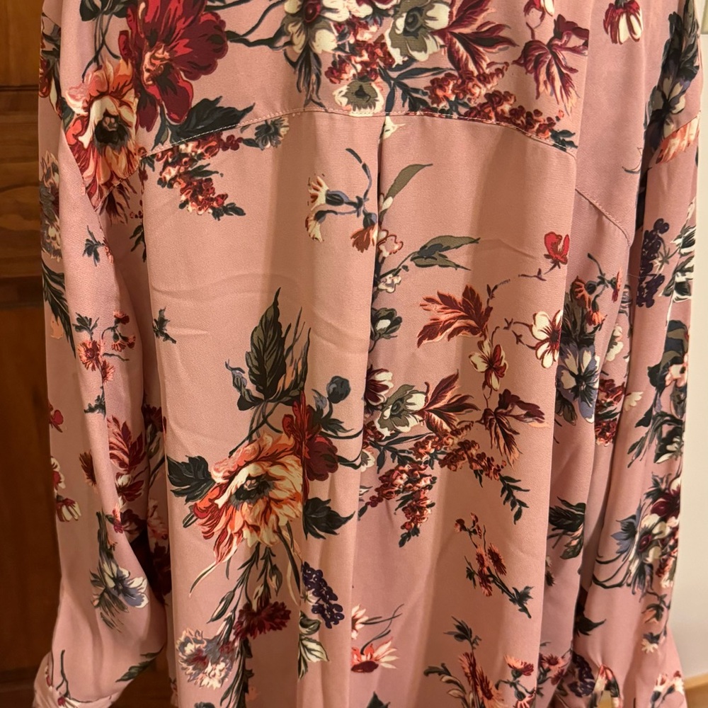 Zac & Rachel Women’s 3X coral pink with flowers blouse. EUC ties at the wrists. - Picture 3 of 6